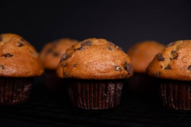 siyah bir zemin üzerine çikolatalı kek. 