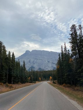 Sonbahar sezonunda Kanada Kayalıkları 'ndan geçen manzaralı yol. Banff, Alberta, Kanada.