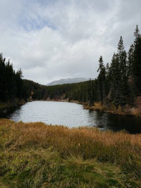 Sonbaharda Dağ Gölü, Kanada Kayalıkları, BC, Kanada.