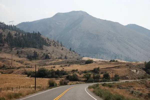 Dağlarda yol, British Columbia, Kanada. Seyahat ve macera konsepti.
