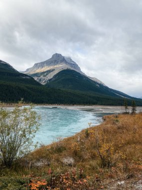 Bow Gölü, Banff Ulusal Parkı, Alberta, Kanada.