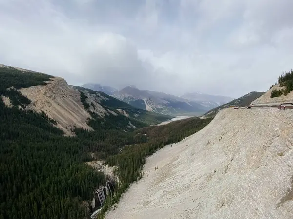 Jasper Ulusal Parkı 'ndaki dağ manzarası, Alberta, Kanada. Rocky Dağları.