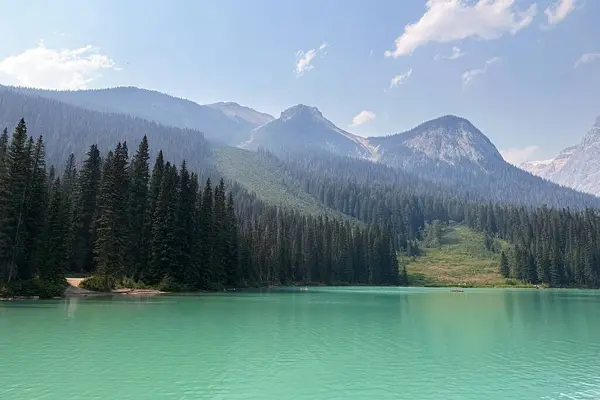 Yoho Ulusal Parkı 'ndaki Emerald Gölü. Kanada, British Columbia 'da yaz tatili.