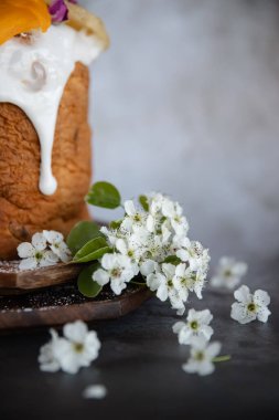 Karanlık arka planda çiçekler olan Paskalya pastası. Seçici odak.