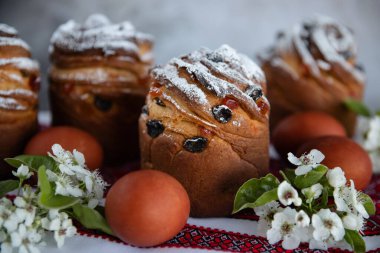 Paskalya ekmeği kabuğu ve boyalı yumurtalar. Paskalya Tatili.