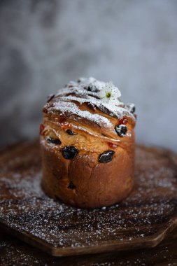 Kuru üzümlü Paskalya kabuğu ve tahta üzerinde krema şekeri..