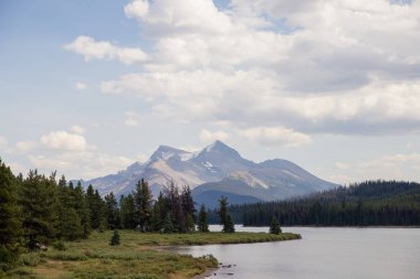Maligne Gölü 'ndeki dağların manzarası. Jasper, Kanada.