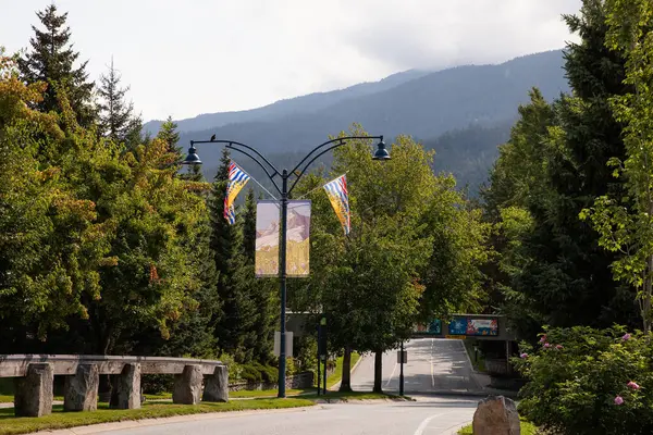 Whistler, BC, Kanada 'da bir sokak manzarası.