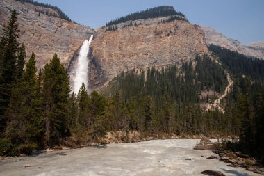 Takakkaw Şelalesi Yoho Ulusal Parkı 'nda. Field, British Columbia, Kanada yakınlarında..