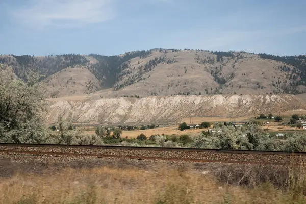 Arka planda demiryolu ve dağlar var. Kamloops, British Columbia, Kanada.