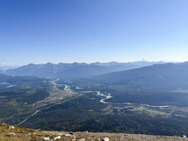 Dağın tepesinden vadiye bak. Jasper Ulusal Parkı, Kanada.