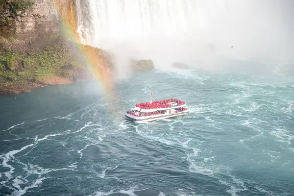 Kanada 'daki Niagara Şelalesi' nde turist teknesi.