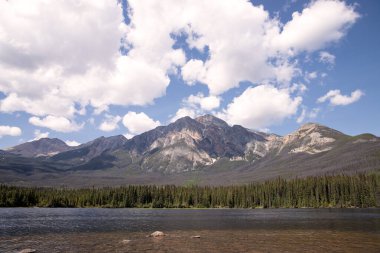 Jasper Ulusal Parkı 'nda dağlar ve göl, Alberta, Kanada.