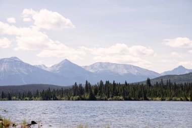 Jasper Ulusal Parkı, Alberta, Kanada 'da bir dağ ve göl manzarası vardır..
