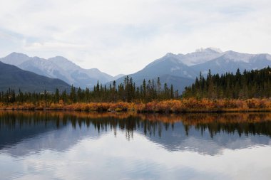 Banff Ulusal Parkı 'ndaki Vermilion Gölleri, Alberta, Kanada. Rundle Dağı ve Sülfür Dağı göllere yansıyor..
