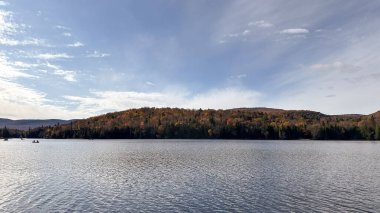 Arka planda dağlar ve göl olan sonbahar manzarası. Sahilden bak. Quebec, Kanada.
