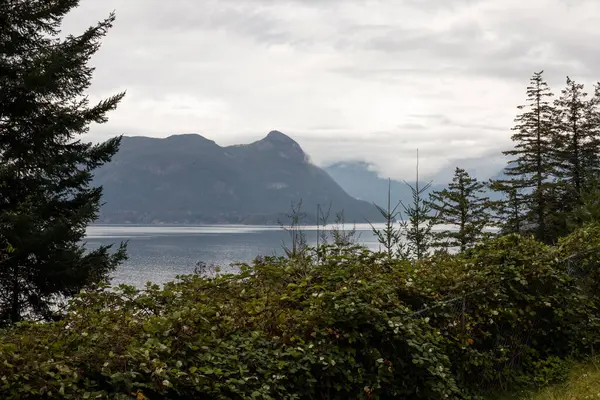 Sabahları göl ve dağların manzarası çok güzel. BC, Kanada.