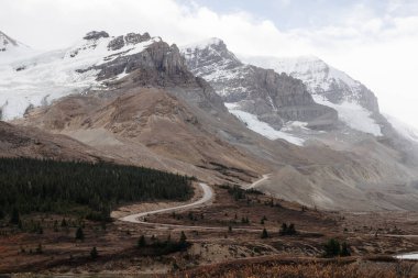 Jasper Ulusal Parkı, Kanada 'daki dağların manzarası.