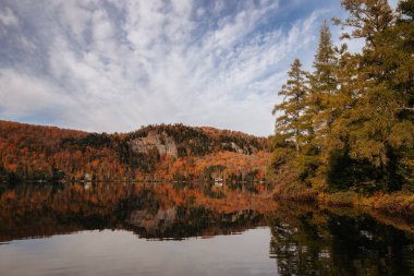 Dağlarda gölü olan sonbahar manzarası. Suda yansıma. Quebec, Kanada.