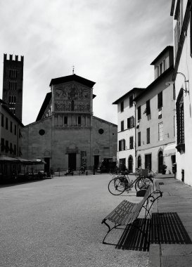 Güzel Toskana kasabalarından birinde küçük bir kasaba meydanı Lucca, İtalya 'da bankta dinlenmeye davet edilir.)