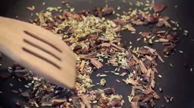 Havan ve Pestle ile Aromatik Baharat Hazırlama ve Mutfakta Saute Bitkiler