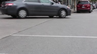 Geçen Arabalar ve Kaldırımlar Etkinliğinde Yoğun Şehir Yaya Geçidinde Dinamik Yaya Trafiği