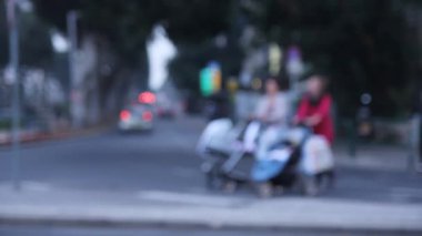 Karanlık 'ta Bulanık Arkaplan ve Yumuşak Şehir Işıklarıyla Şehir Caddesinden Geçen Yayalar