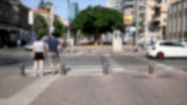 Güneşli bir günde Yeşil Ağaçla Şehir Kavşağında Karşıdan Karşıya Geçen İnsanlar