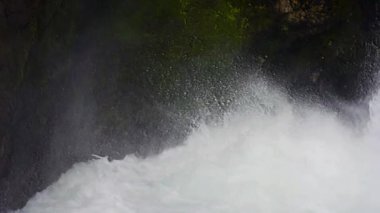 Güçlü Su Akıntısı Kayaların Üzerinden Puslu ve Hareketli Yeşil Bir Çevrede Damlıyor