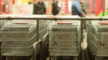 Kalabalık bir süpermarkette Alışveriş Arabaları Kullanıma Hazır Arkaplanda Alışverişçiler