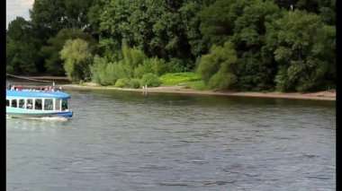 Bereketli Yeşil Ağaçlar ve Manzarayla çevrili Sakin Nehirde Turist Feribotu