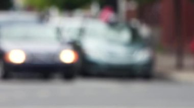 Şehir Caddesindeki Yeşil ve Mavi Aksanlı Arabaların Yakından Görünüşlü Şehir Trafiğinin Görüntü Bulanıklığı