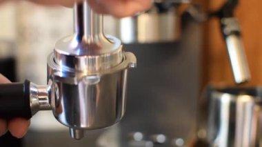 Çağdaş Mutfak Ayarlarında Paslanmaz Çelik Espresso Makinesi Kullanan Barista 'nın Yakın Görüntüsü