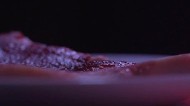 Ham Sulu Biftek Bifteğinin Karanlık Arkaplanda Parlak Dokusu Pişirmeye Hazır
