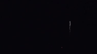 Kutlama sırasında patlayıcı ışık desenleriyle Gökyüzünde Renkli Havai fişek Gösterimi