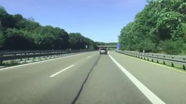 Açık Otoyol Açık Mavi Gökyüzü ve Yol Boyunca Yeşil Ağaçlar