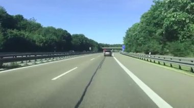 Berrak Mavi Gök Altında Yeşilliklerle çevrili Pürüzsüz Bir Otoyolda Trafik