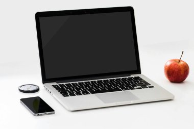 elmalı ve telefonlu bilgisayar