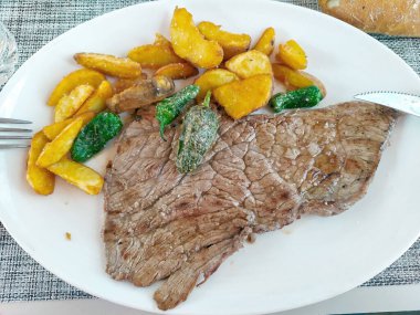 Cips ve yeşil biberli biftek..