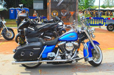 Harika mavi bir motosiklet..