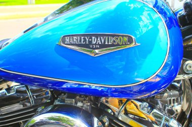 Mavi bir retro motosiklet..