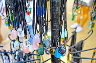 Bit pazarında birkaç renkli kolye var..