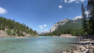 Bir gölün güzel manzarası