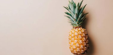 Bej bir arka planda izole edilmiş olgun bir ananas. AI Oluşturuldu