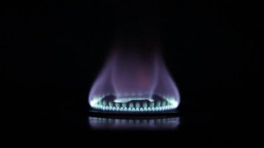 Gaz ocağı mavi alev - doğalgaz mavi alev gaz yanıyor.