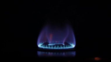 Gaz ocağı mavi alev - doğalgaz mavi alev gaz yanıyor.