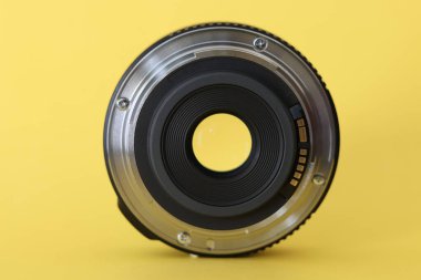 DSLR kamera lensi - dijital kamera lensi 24 mm sarı bulanık arkaplan