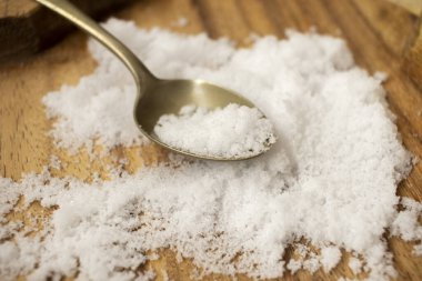 Tuz - sodyum klorür ahşap yüzey üzerinde coper kaşık