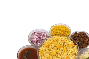Hint aperatifleri - chaat - bhel chivda baharatlı aperatifler Beyaz arka planda izole