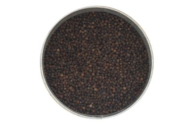 Siyah biber - beyaz arkaplanda izole edilmiş kali mirch